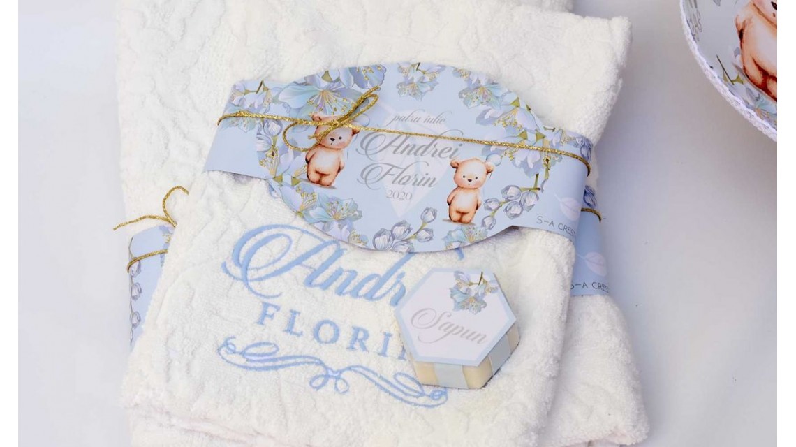 Trusou de botez cu eucalipt si ursuleti pe fundal bleu mint Little Blue Bear 25